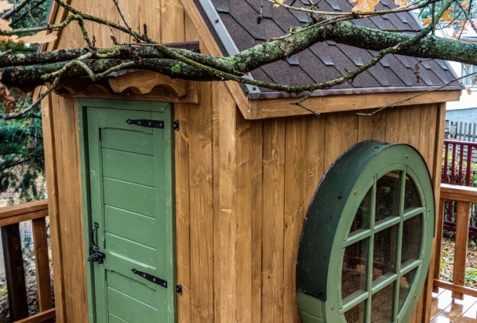 domek na drzewie 19 z okrągłym oknem (4).jpg