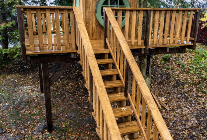 domek na drzewie 19 z okrągłym oknem (14).jpg