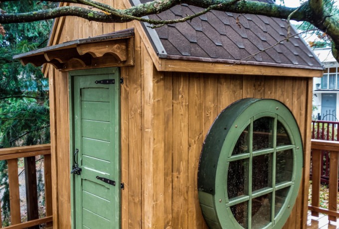 domek na drzewie 19 z okrągłym oknem (6).jpg