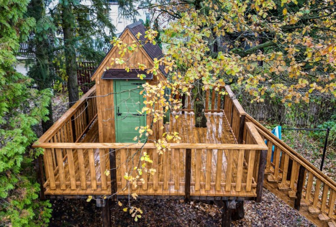 domek na drzewie 19 z okrągłym oknem (1).jpg