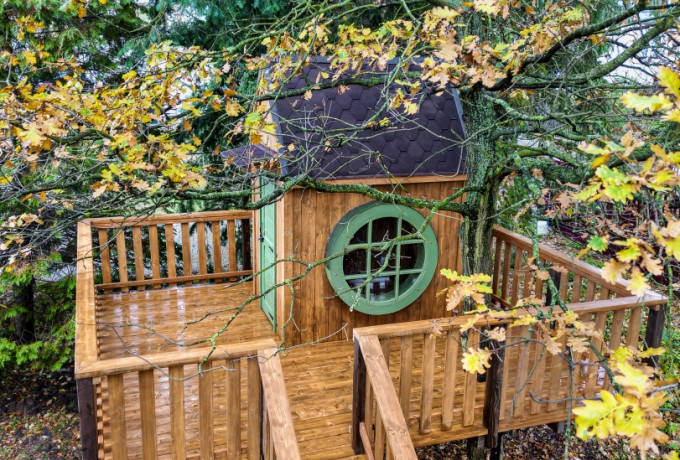 domek na drzewie 19 z okrągłym oknem (15).jpg