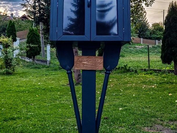 drewniana biblioteczka plenerowa w kształcie łódki 08 (4).jpg